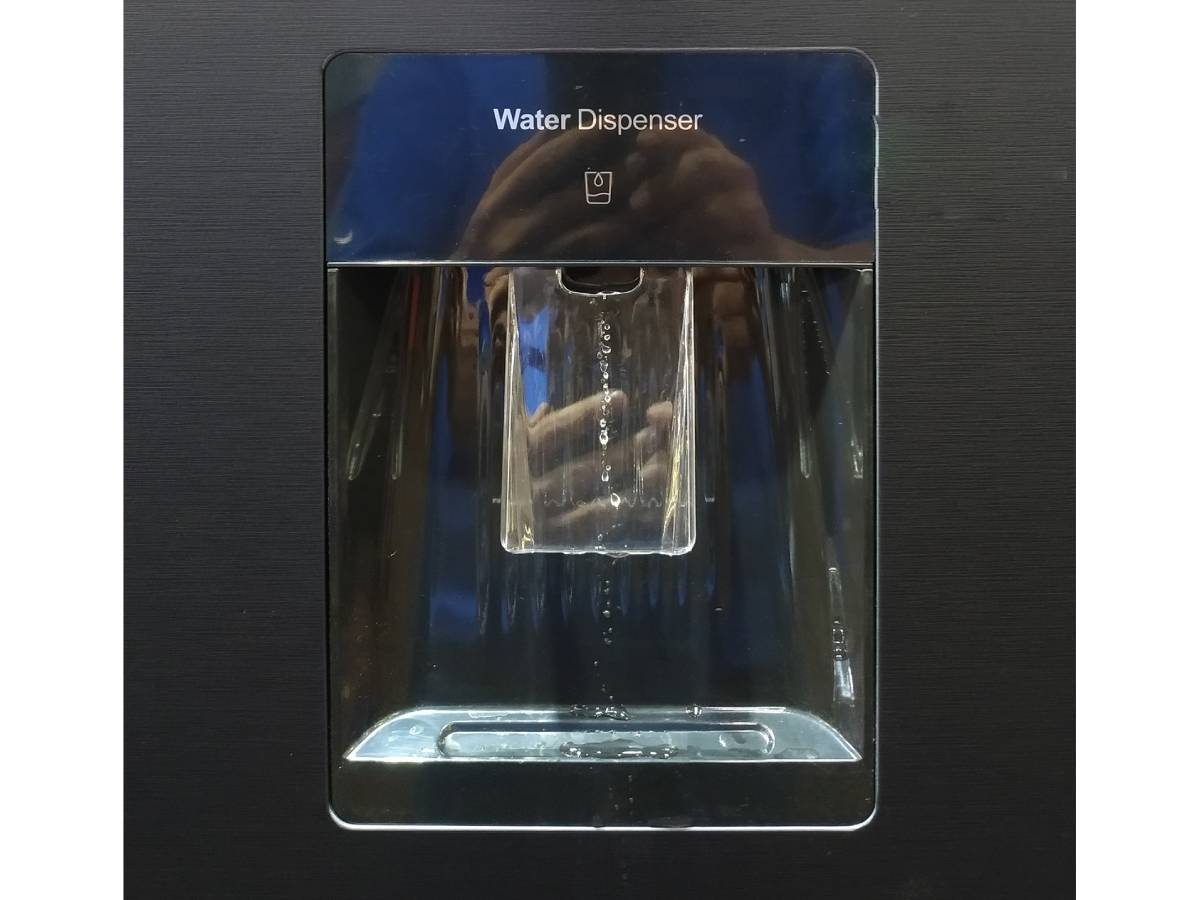 Tủ lạnh lấy nước ngoài cửa