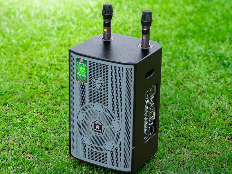 Thời lượng pin ấn tượng – Vừa sạc vừa dùng tiện lợi Loa karaoke Nanomax B-12